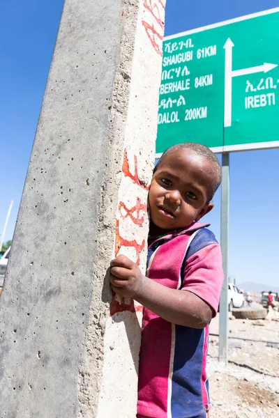 Mekelle Etiópia 2017 Crianças Brincam Com Pneu Cidade — Fotografia de Stock
