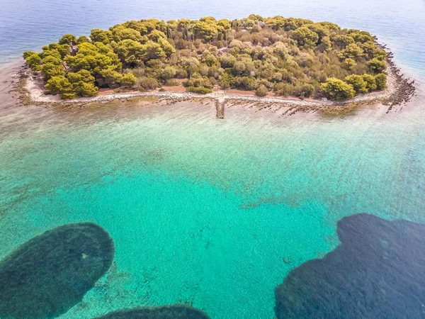 克罗地亚的小岛上的平原 — 图库照片