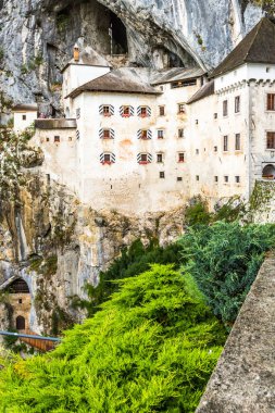 Slovenya Predjama Castle. Predjama, Postojna mağara yaklaşık 9 km.