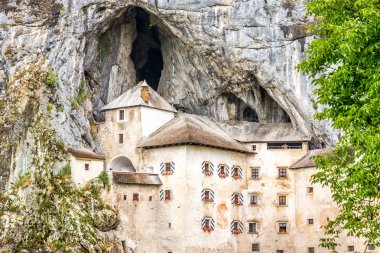 Slovenya Predjama Castle. Predjama, Postojna mağara yaklaşık 9 km.