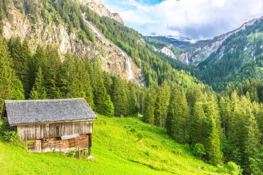 Gstaad, İsviçre yakınındaki dağ manzarası