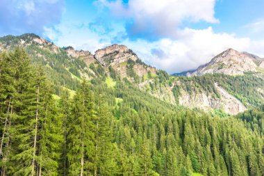 Gstaad, İsviçre yakınındaki dağ manzarası