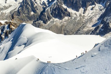 Mont Blanc mountaneers karlı sırtta yürüyüş.