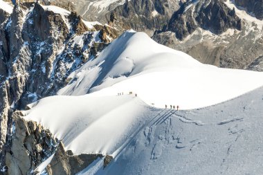 Mont Blanc mountaneers karlı sırtta yürüyüş.