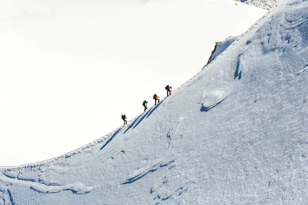 Mont Blanc montanhistas andando em cume nevado . — Fotografia de Stock