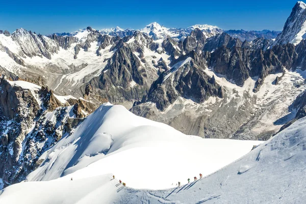 Mont Blanc montañeros caminando sobre la cresta nevada . — Foto de Stock