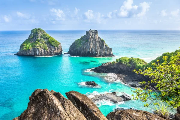 Fernando de Noronha, Brasil. Ver Morro dos Dois Irmaos . — Foto de Stock