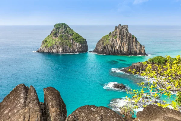 Fernando de Noronha, Brazílie. Pohled na Morro dos Dois Irmaos. — Stock fotografie