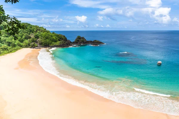 Fernando de Noronha, Brazílie. Letecký pohled na Sancho Beach na kapradí — Stock fotografie