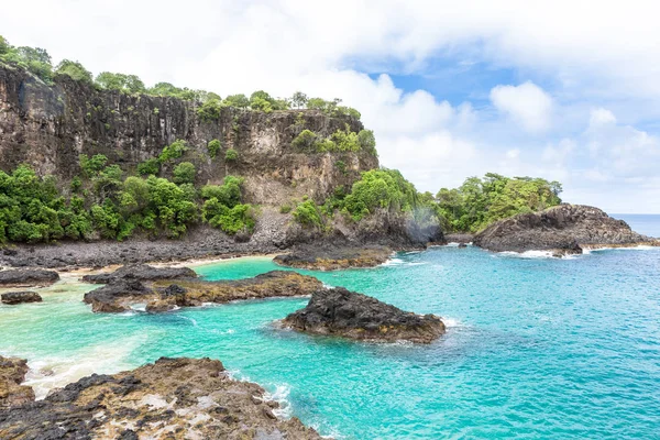 Fernando de noronha, Brasilien. Baia dos porcos Strand in diesem Brasilien — Stockfoto