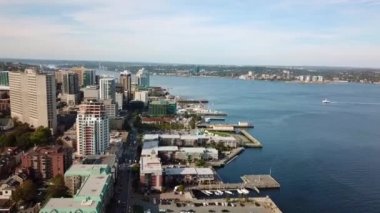 Halifax, Kanada. Binalar ve bölgenin ana nehir ile şehrin havadan görünümü.