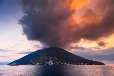 Volkan stromboli aeolian Islands adalar ait.