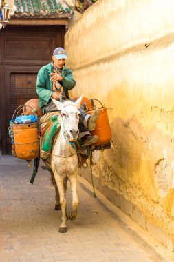 Fes, Fas, 03/16/2016. Yerel halk günlük faaliyetleri şehir piyasada. Afrika.