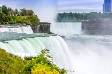 Niagara Amerika Birleşik Devletleri ve Kanada arasında düşer..