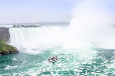 Niagara Amerika Birleşik Devletleri ve Kanada arasında düşer..