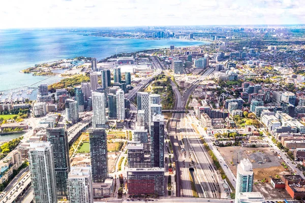 Ontario, Kanada'da Toronto manzarası gün batımında.