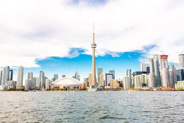 Toronto skyline bij zonsondergang in Ontario, Canada — Stockfoto