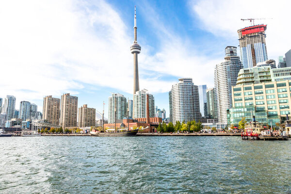 Небо Торонто на закате в Онтарио, Канада
