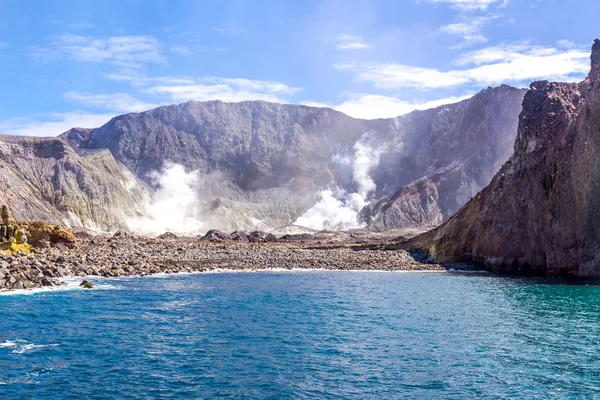 ニュージーランド ホワイト島の火山 火山硫黄噴火口湖 — ストック写真