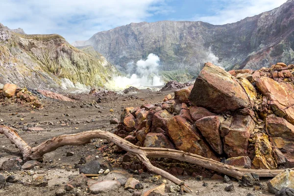 ニュージーランド ホワイト島の火山 火山硫黄噴火口湖 — ストック写真