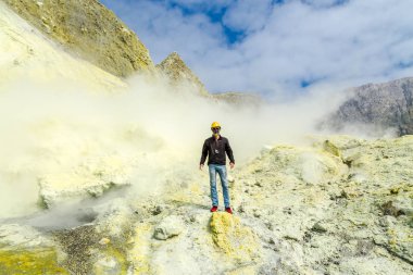 Aktif yanardağ, beyaz ada Yeni Zelanda. Volkanik kükürt krater Gölü