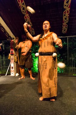 Rotorua, Yeni Zelanda - Mart 03/17/2015: Yerli kabileler tebrik gösteri geleneksel. Rotorua şehir yakınında bulunmaktadır. Oceania.