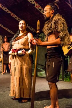 Rotorua, Yeni Zelanda - Mart 03/17/2015: Yerli kabileler tebrik gösteri geleneksel. Rotorua şehir yakınında bulunmaktadır. Oceania.