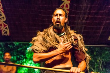 Rotorua, Yeni Zelanda - Mart 03/17/2015: Yerli kabileler tebrik gösteri geleneksel. Rotorua şehir yakınında bulunmaktadır. Oceania.