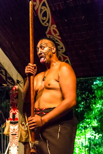 ROTORUA, NUEVA ZELANDA - 17 / 03 / 2015: Tribus maoríes traditiona — Foto de Stock