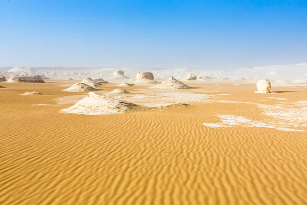 Mısır Sahrası 'ndaki Farafra' da Beyaz Çöl. Afrika.