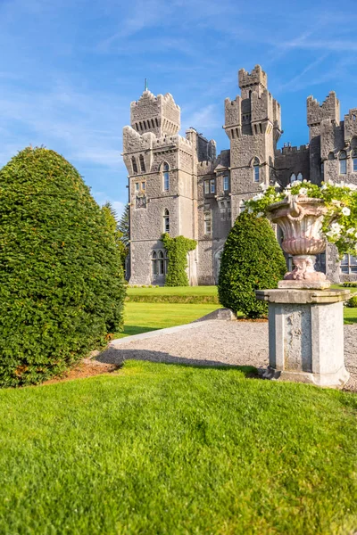 Castelo de Ashford. Um castelo medieval construído em 1228. Mayo, Irlanda . — Fotografia de Stock