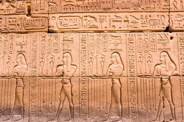 Alte ägyptische Hieroglyphen auf der Steinmauer geschnitzt ...