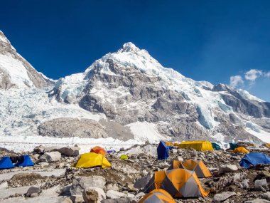 Nepal'deki Everest Merkez kampına trekking.