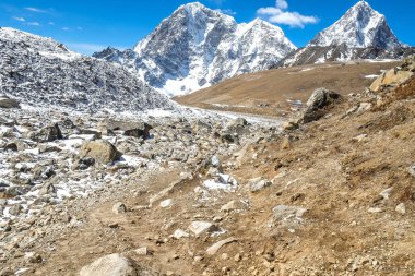 Nepal'deki Everest Merkez kampına trekking.