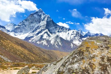 Nepal'deki Everest Merkez kampına trekking.