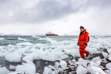 Adam buz ve Antarktika karda yürür. Buzdağları ve her