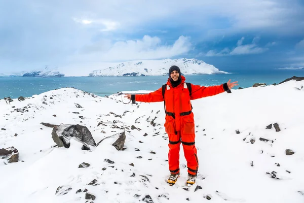 Homem Atravessa Gelo Neve Antártida Icebergs Tudo Congelado Tua Volta — Fotografia de Stock