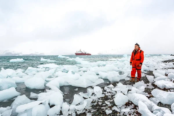 南極の雪と氷を通って男散歩 氷山とあなたの周りの凍結 — ストック写真