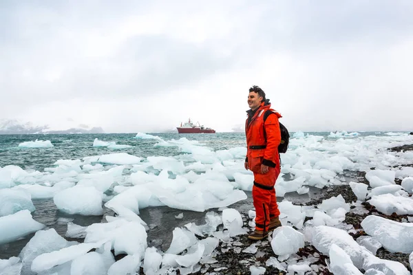 Uomo Cammina Tra Ghiaccio Neve Antartide Iceberg Tutto Quello Che — Foto Stock