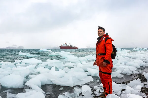 Uomo Cammina Tra Ghiaccio Neve Antartide Iceberg Tutto Quello Che — Foto Stock