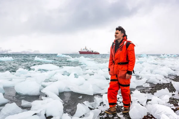 南極の雪と氷を通って男散歩 氷山とあなたの周りの凍結 — ストック写真