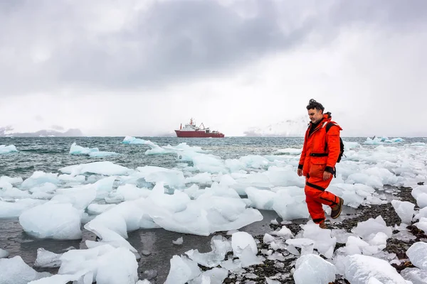 Adam buz ve Antarktika karda yürür. Buzdağları ve her