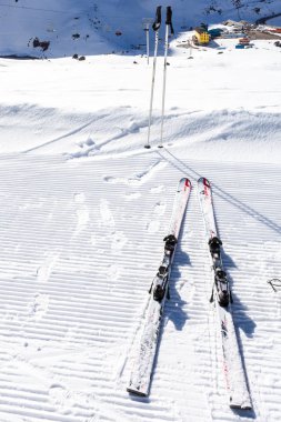 Güneşli bir günde Şili 'de kayak çok karlı.