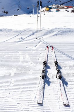 Güneşli bir günde Şili 'de kayak çok karlı.