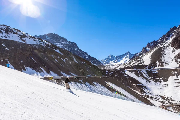 Esquiar en chile en un día soleado con mucha nieve. — Foto de Stock