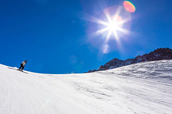 Esquiar no chile em um dia ensolarado com muita neve. — Fotografia de Stock