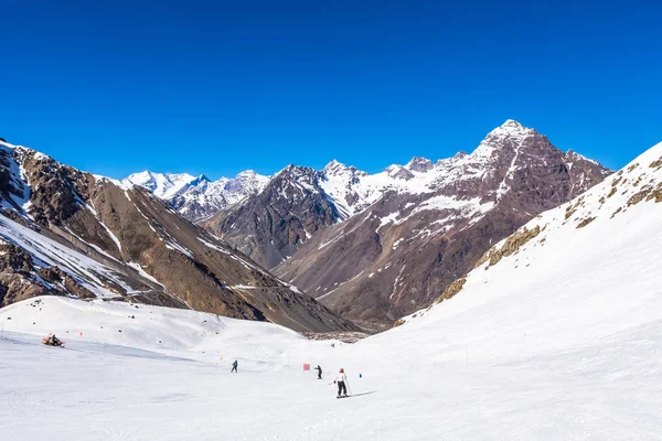 Esquiar en chile en un día soleado con mucha nieve. — Foto de Stock