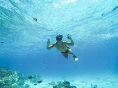 Bora Bora, Fransız Polinezyası. Turkuaz rengi şnorkel.