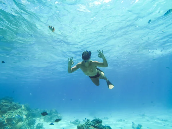 Bora Bora, Frans Polynesië. Snorkelen in turquoise wateren. — Stockfoto