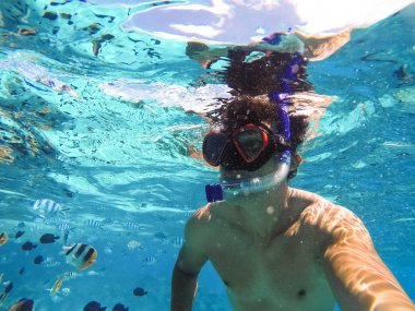 Bora Bora, Fransız Polinezyası. Turkuaz rengi şnorkel.